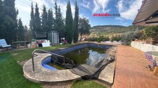 Terreny residencial a Villanueva del Rey. Parcela con vivienda y piscina a la venta