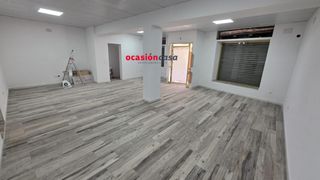 Lloguer Local Comercial a Peñarroya - Pueblonuevo. Local comercial de alquiler en plena avenida