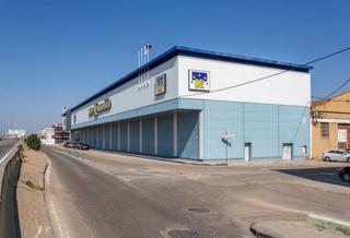 Capannone industriale in Oliver. Nave comercial en venta en rentabilidad