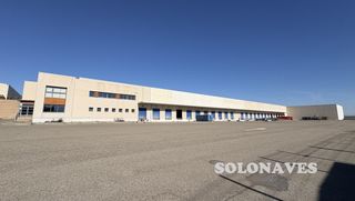 Rent Industrial building in Muela (La). Alquiler de nave poligono centrovia con 51 muelles de carga