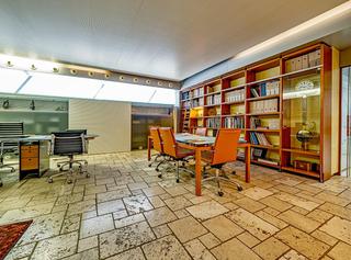 Alquiler Nave industrial en Venta del Olivar. Emblematico edificio de oficinas con almacen