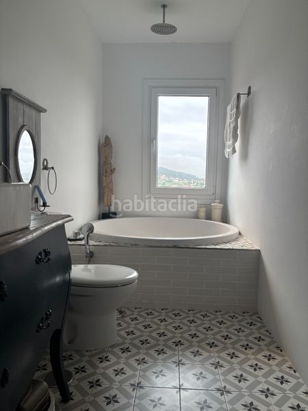 Foto f855f1fc-d080-4dc6-9882-4bf94200282e. Casa amb calefacció aparcament a Darbo Cangas