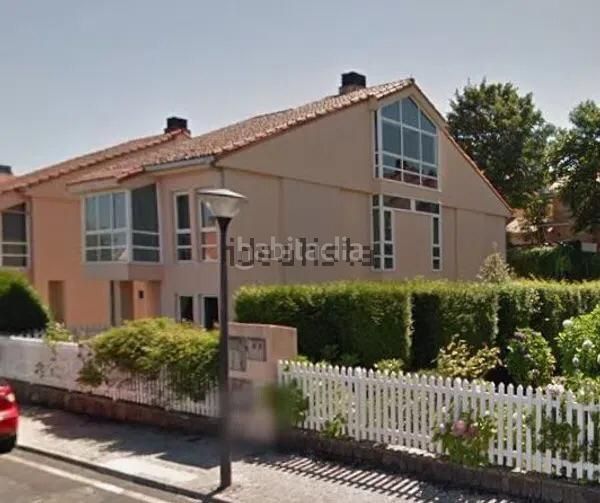 Foto bbb82339-d6c9-4c68-8a38-8f07e3e5657e. Casa aparellada amb aparcament a Brión