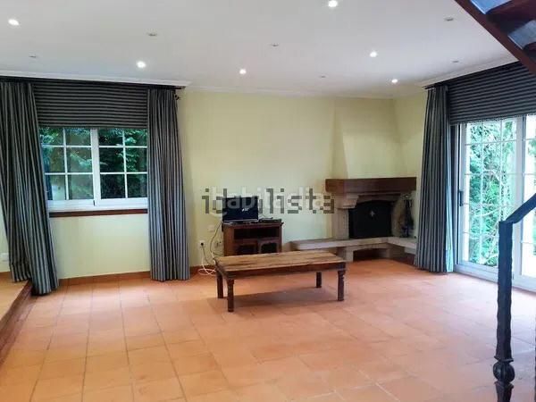 Foto d3da9c8c-26de-4e9a-9472-71492858930f. Chalet avec cheminée chauffage parking piscine dans Rosal (O)