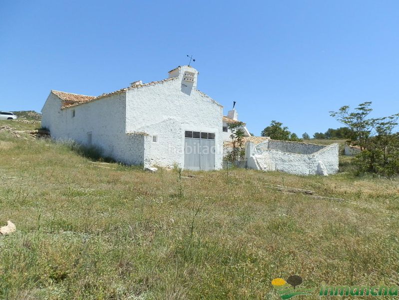 Foto dd0c8be2-45ba-43ac-b555-2c863124b8b9. Finca rústica a Almansa