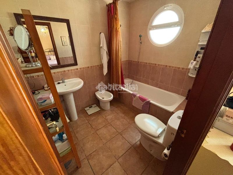 Foto e711c034-b31b-4f7a-b94f-b58456ecf6a8. Casa aparellada a Écija