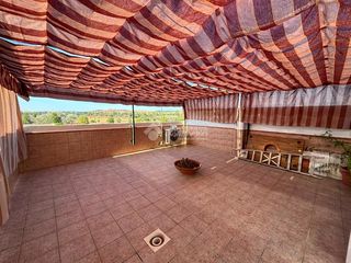 Casa aparellada a Écija. Casa en venta en écija