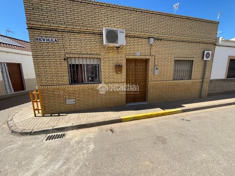 Foto 53881488-323c-49d8-92bf-75d58551a7c2. Casa aparellada a Écija