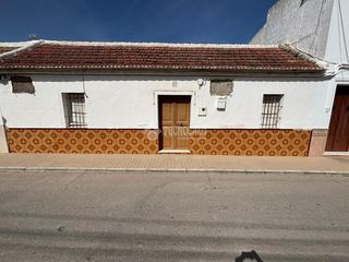 Casa aparellada a Écija. Casa en venta en écija