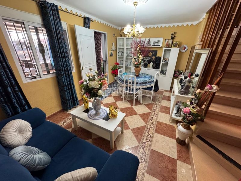 Foto 0ec63e43-0f26-4731-992f-31696a0f62f6. Casa aparellada a Écija
