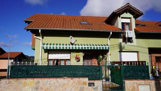 Casa aparellada a Cerezo - Aspla - Torres. Chalet pareado en esquina en torres, torrelavega  ubicación inme
