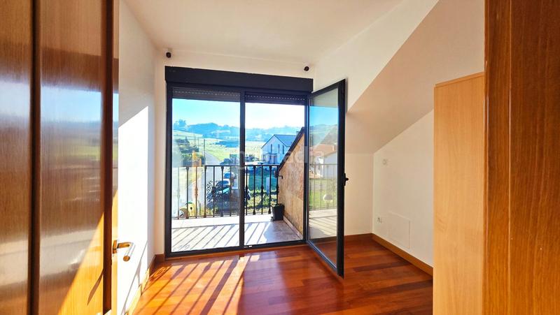 Foto 76d5c48d-b938-4f35-a539-11b0e68a64af. Casa adossada amb calefacció aparcament a Cudón Miengo