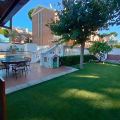 Casa adossada a La Pineda. Casa esquinera