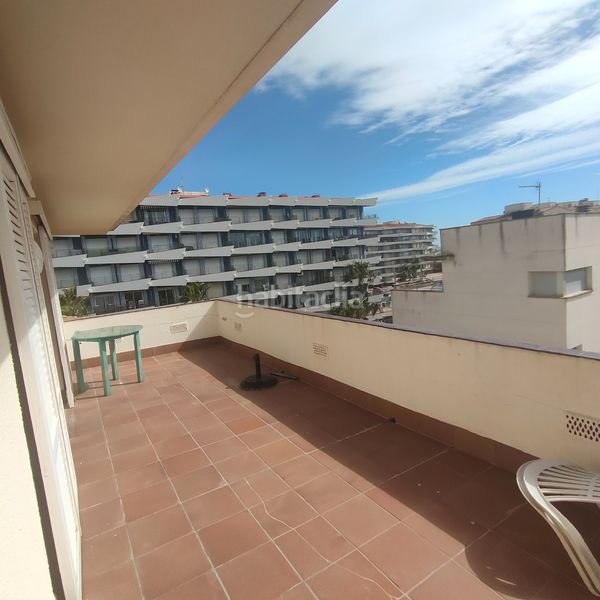 Foto 1a6c6305-231c-4687-ae18-7f95dd8a76cf. Àtic amb xemeneia aparcament a l´Estartit poble Estartit