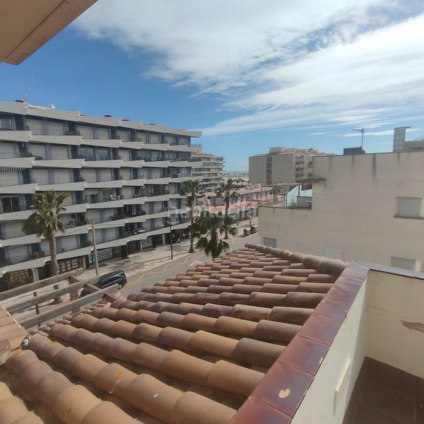 Foto 2370b421-d219-4b60-8356-cdc7d0101e15. Àtic amb xemeneia aparcament a l´Estartit poble Estartit