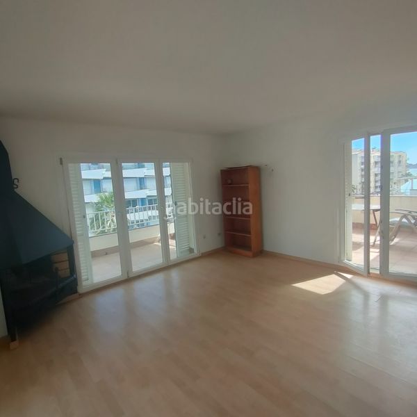 Foto 39655442-10e0-440a-9b03-a6f375133059. Àtic amb xemeneia aparcament a l´Estartit poble Estartit