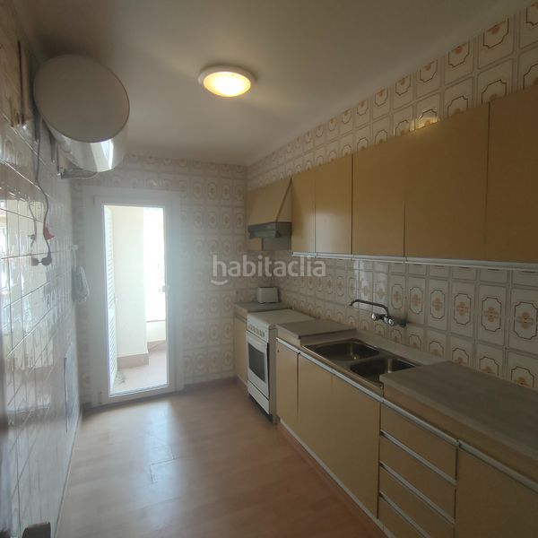 Foto 4cef9157-767f-433e-8f81-bddee8794ced. Àtic amb xemeneia aparcament a l´Estartit poble Estartit