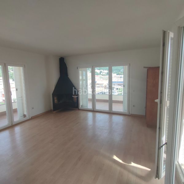 Foto 603dc0c6-95b1-4b7a-b0c6-c516e247d08a. Àtic amb xemeneia aparcament a l´Estartit poble Estartit