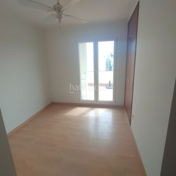 Foto 7f14c6db-af58-49c0-9151-43ea2dcc24d8. Àtic amb xemeneia aparcament a l´Estartit poble Estartit