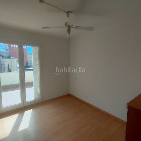 Foto 8a7b85c2-b731-4161-aeb3-0418aaf7a897. Àtic amb xemeneia aparcament a l´Estartit poble Estartit