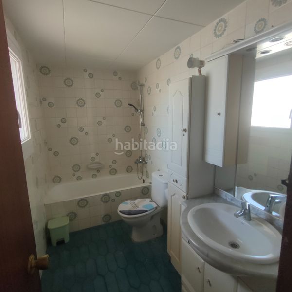 Foto b7f14b54-ef8c-48c7-ab00-31709ab34a72. Àtic amb xemeneia aparcament a l´Estartit poble Estartit