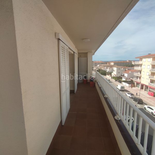 Foto c951e625-ae8a-47aa-bd9e-0c86c8108cc6. Àtic amb xemeneia aparcament a l´Estartit poble Estartit