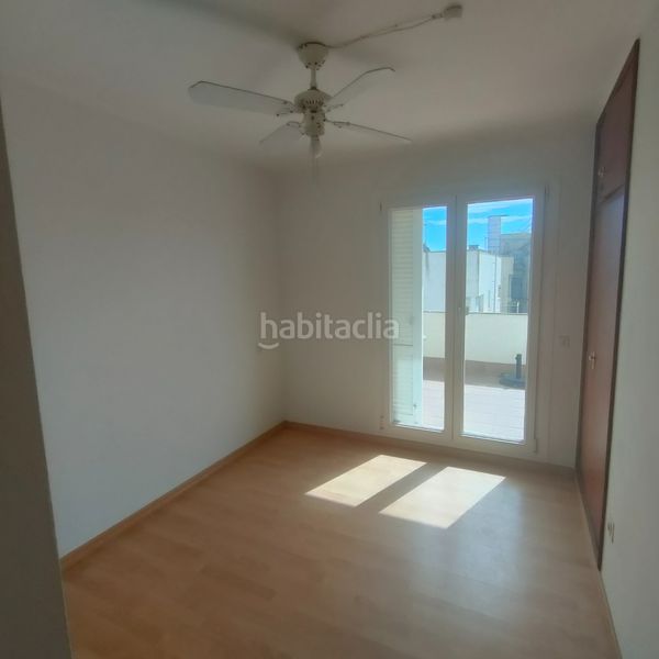 Foto d6f83ad7-2c78-4080-b910-799c51607901. Àtic amb xemeneia aparcament a l´Estartit poble Estartit