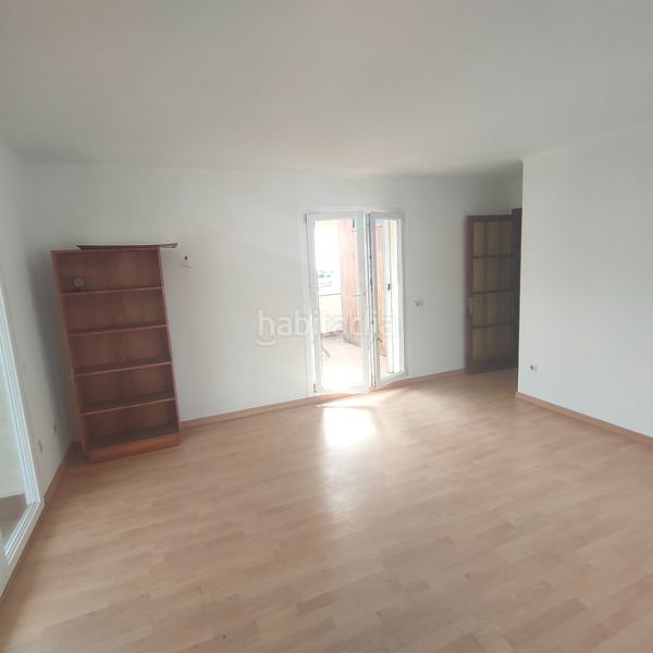 Foto e7c2c1e3-8f5a-4cfd-b886-c36f38193d8a. Àtic amb xemeneia aparcament a l´Estartit poble Estartit