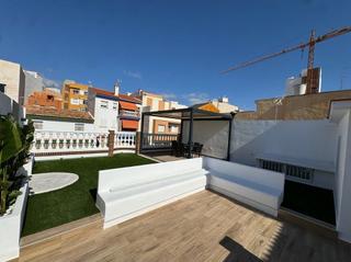 Casa adosada en Parque Victoria Eugenia. Oportunidad