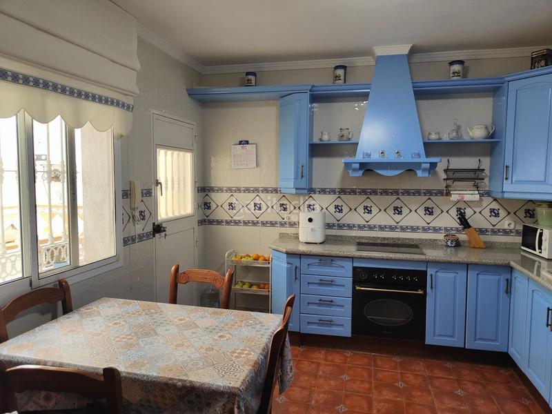 Foto efd8e9d3-4f71-4ffb-8f6d-9d5e8d0c7c0d. Casa norando homes presenta este fantástico chalet ubicado en Campanillas! en Málaga