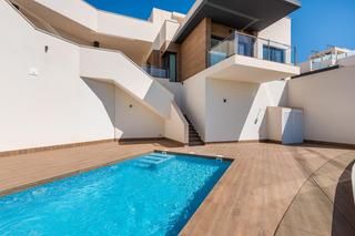 Xalet a San Miguel de Salinas. Impresionante villa de lujo de 3 dormitorios con piscina privada