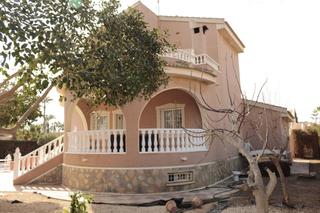 Xalet en Rojales. Villa de 4 dormitorios con piscina privada  zona ciudad quesada