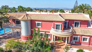 Xalet en Zona Carrefour - Urbanizaciones. Espectacular villa independiente de 6 dormitorios con piscina pr
