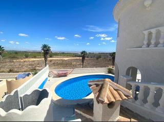 Chalet en San Miguel de Salinas. Preciosa villa de 4 dormitorios con piscina y jacuzzi  zona blue