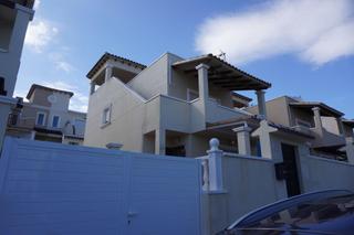 Chalet in San Miguel de Salinas. Chalet de 3 dormitorios con vistas al mar y piscina comunitaria