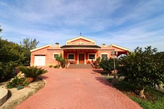 Chalet à Orihuela Ciudad. Casa de campo de 4 dormitorios con piscina privada  zona la camp