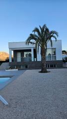 Xalet en Orihuela Ciudad. Espectacular villa de lujo de 4 dormitorios con piscina privada