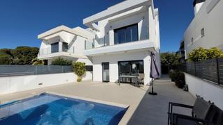 Chalet à El Pinar de Campoverde. Villa de 5 dormitorios con piscina privada  zona lo romero