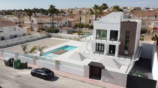 Chalet in Zona los Frutales. Gran villa de lujo de 4 dormitorios y piscina privada  zona torr