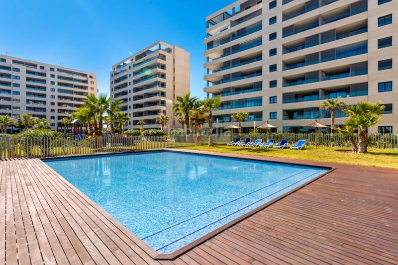 Foto 1f10a03f-f17d-47fd-9715-2c77642d85fe. Àtic amb calefacció aparcament piscina a Punta Prima Torrevieja