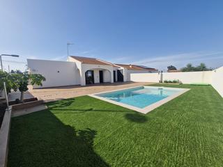 Casa pareada en Los Balcones-Los Altos. Chalet pareado de estilo moderno con piscina privada zona los ba