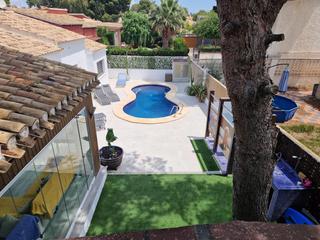 Chalet in Punta Prima. Chalet de 4 dormitorios con piscina privada y licencia turística