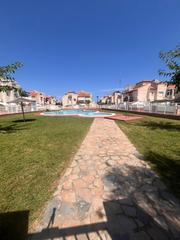 Casa a Playa Flamenca. Bungalow en planta alta de 2 dormitorios con solarium y piscina