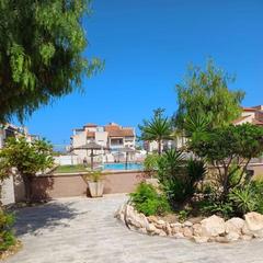Lloguer Casa a Playa Flamenca. Bungalow en planta baja con gran terraza y piscina comunitaria