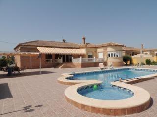 Chalet à Catral. Chalt independiente de 3 dormitorios con piscina privada  zona c