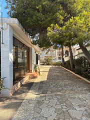 Chalet en Aguas Nuevas. Chalet independiente con piscina comunitaria y cancha de tenis