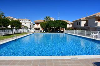 Casa aparellada a Playa Flamenca. Pareado en playa flamenca con piscina comunitaria