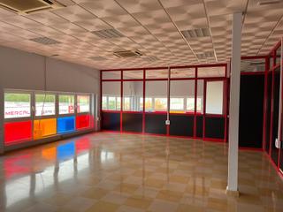 Miete Fabrikhalle in Alcolea. Edifico de oficinas y almacén