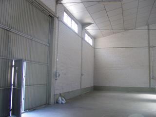 Nau industrial a Alcolea. Nave almacén
