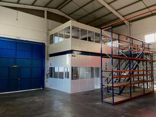 Nau industrial a Alcolea. Nave con estanterías
